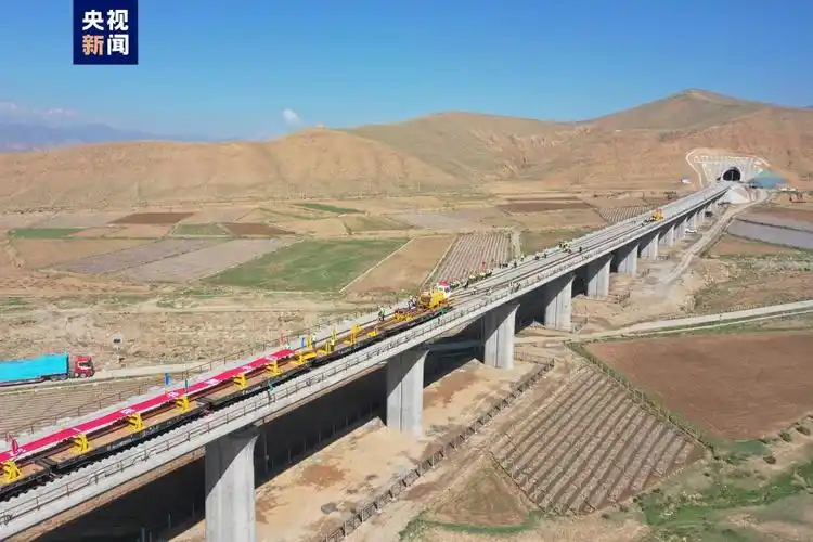 甘肃兰张三四线铁路兰武段今日开始铺轨