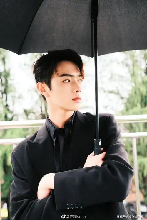 原创许凯越来越有男人味!穿西装扎小辫上演眼神杀,撑伞动作帅极了