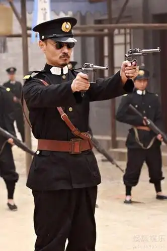 尹铸胜裂变造型多变上演军装制服秀