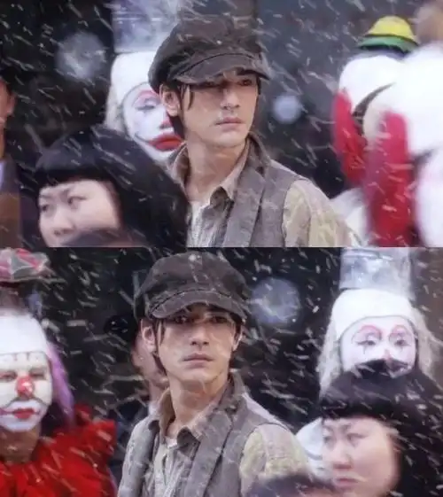 十年无法忘怀,戏中戏时金城武戴着报童的帽子回眸,弹幕啧啧连声,为他