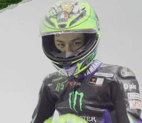 王一博再穿"战服",戴头盔都藏不住笑意,0.5秒闪过翘臀太抢镜