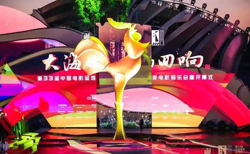 金鸡百花电影节:成龙点赞中国电影人,发完言还不忘戴上东西_歌声_厦门