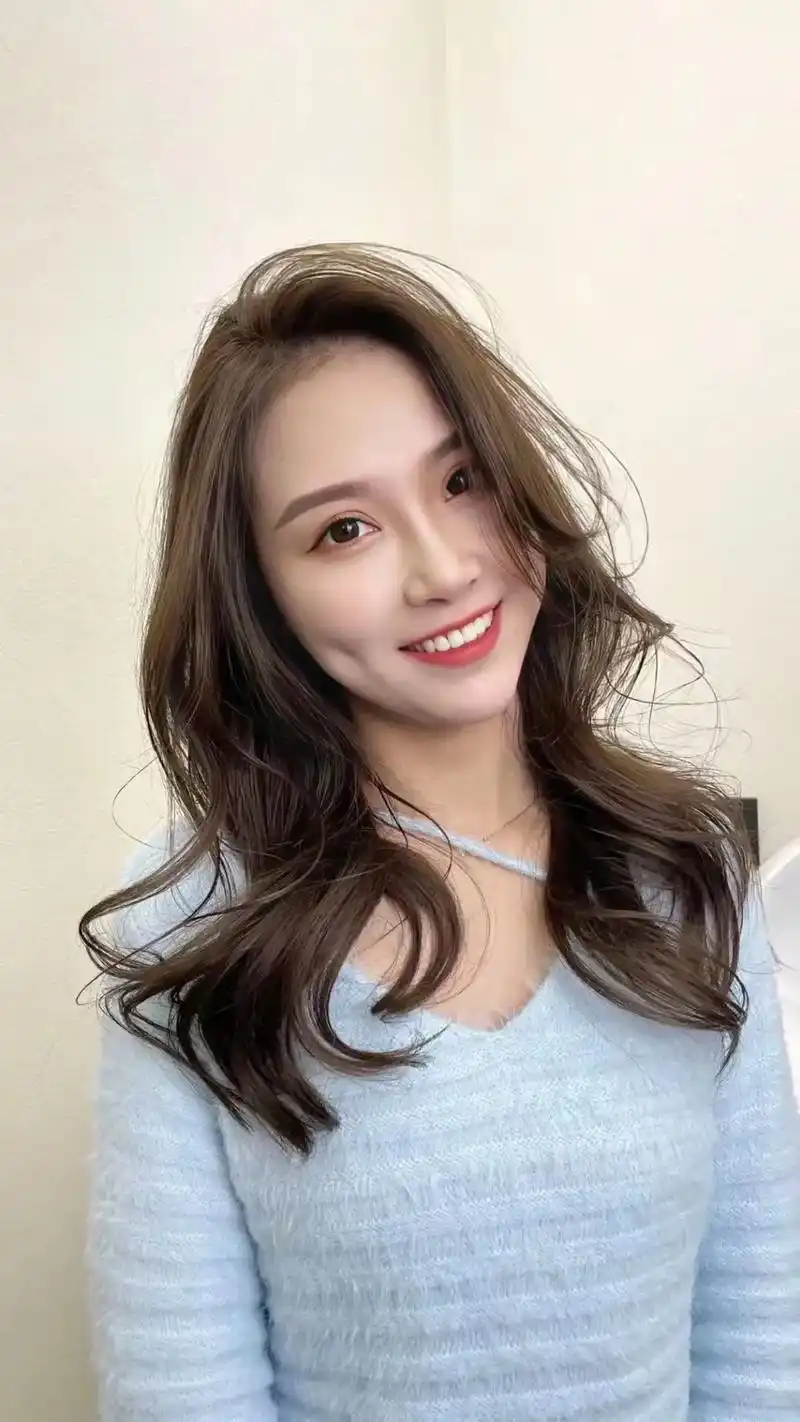 显白显年轻!就染栗棕色#染发#自己在家染.#懂你的发型师 # - 抖音