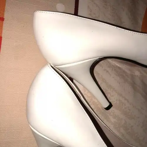 一双白色高跟鞋