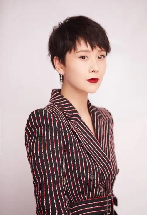 海青条纹西装性感红唇写真图片