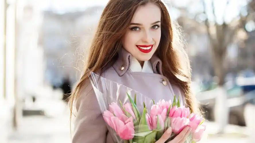 微笑女孩和粉红色郁金香 1080x1920 iphone 8/7/6/6s plus 壁纸,图片