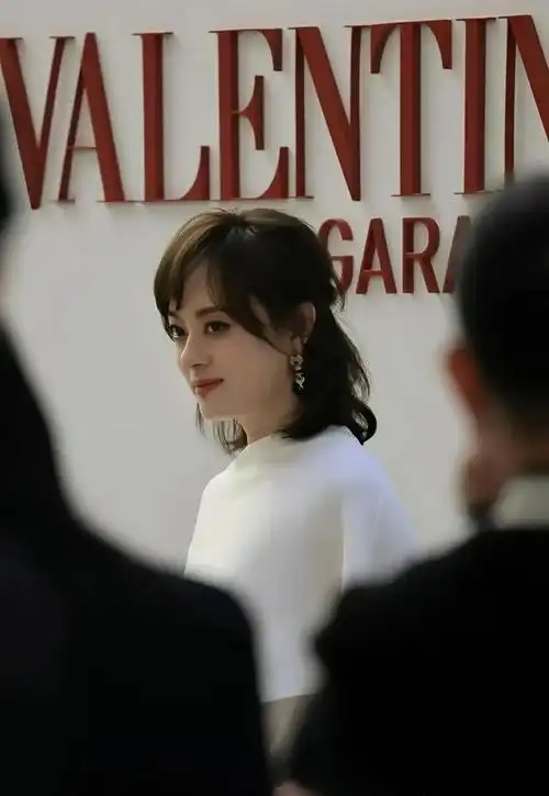 孙俪活动生图续了长发气质大变网友辣评终于告别微商发型