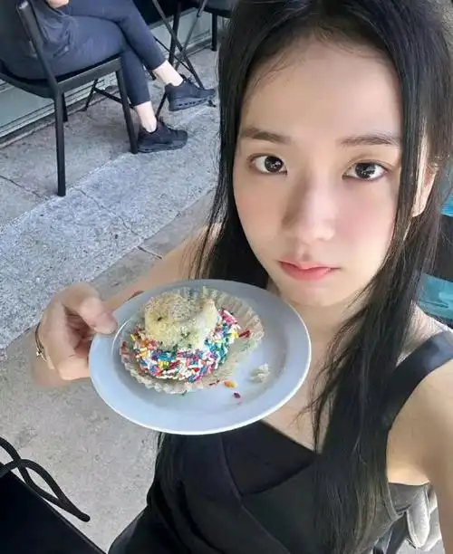 照片里的她几乎是素颜出镜,整个人看上去十分清纯.