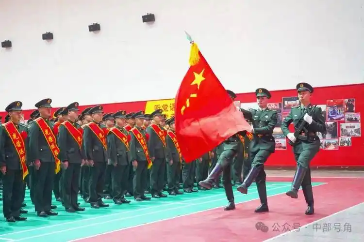 向军旗告别,敬礼!