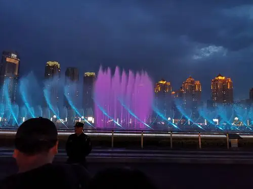 大连星海广场音乐喷泉每晚7:30播放,漂亮,花样变幻莫测,最高达三十