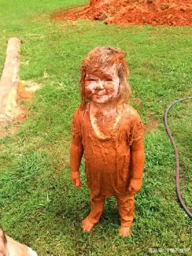每日一笑熊孩子你这样玩泥巴回去很容易挨打的