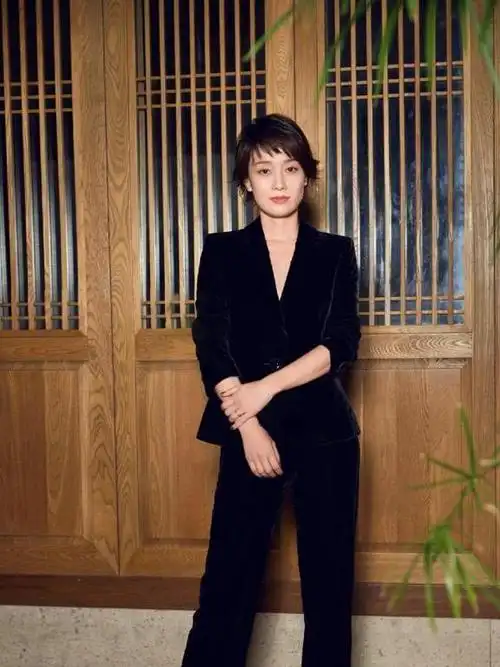 42岁马伊琍换新发色好洋气,一身宝蓝丝绒西装真高级,美得很优雅