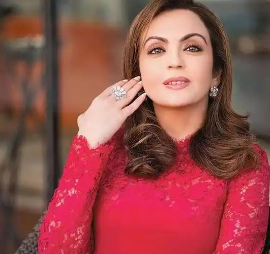 印度富婆冒险生下龙凤胎,首富老公如今已成宠妻狂魔_妮塔_克什_安巴尼