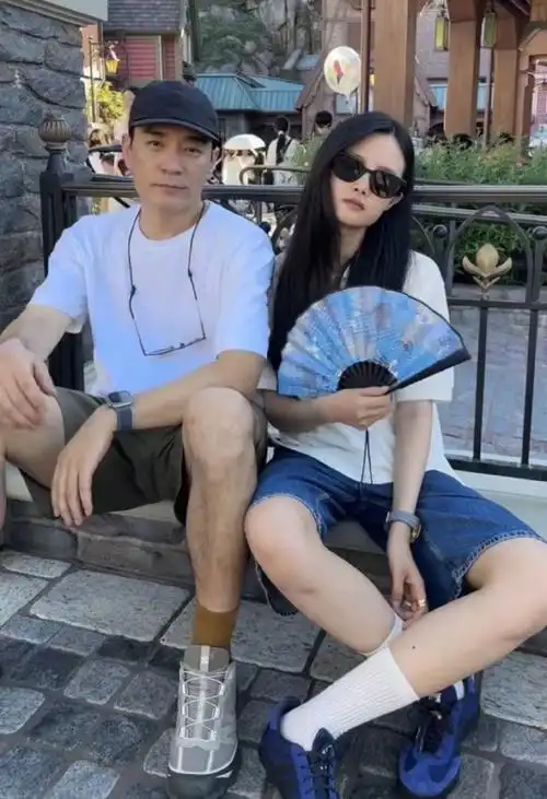 女星隋雨蒙与老公去迪士尼,李光洁全程睡觉!网友:岁数不饶人?