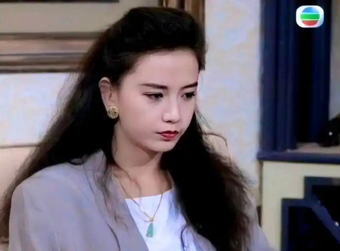 曾华倩脸蛋真的好小!颜值爆表好温柔的样子!