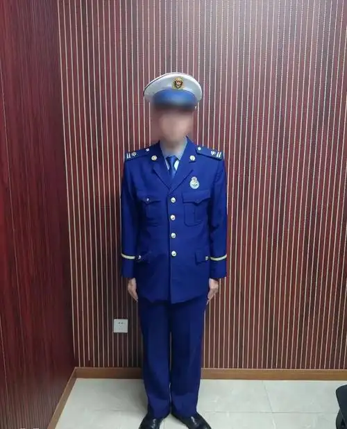 这个消防监督员被警察带走了