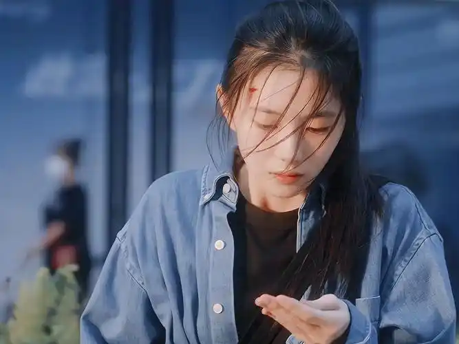 刘浩存 一觉醒来从白富美变得一无所有,最疼她的父亲还去世了,她得有