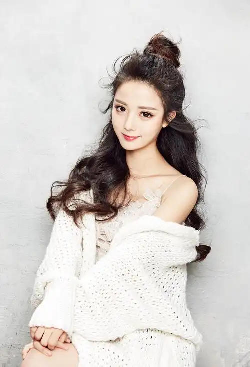 马倩倩时尚写真曝光 俏皮可爱笑容甜美