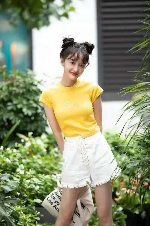 王之一曝光夏日清爽写真 高扎丸子头造型俏皮可爱|牛