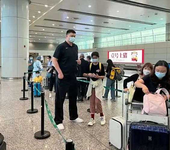 近期,由于姚明和12岁女儿姚沁蕾现身机场的视频被网友曝光后,短短几