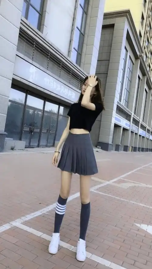 街头偶遇穿着短裙跳舞的美女,动作标准,演绎魅力十足