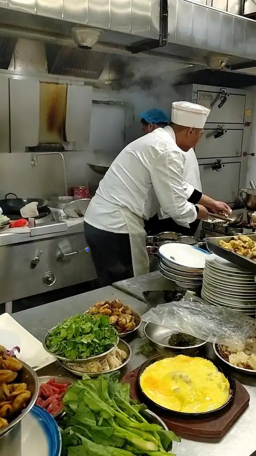 饭店后厨走菜真热闹