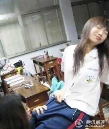 90后女学生竟在教室脱裤玩得过份了!不堪入目