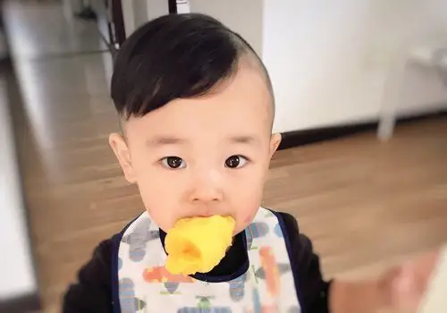 办 给小男孩做桃心头发型,把鬓角和发际线位置的头发全部都做成短发