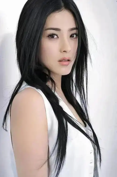 同班同学刘烨早就告诉我们了,曾黎在我们班里可是大家公认的最优秀的