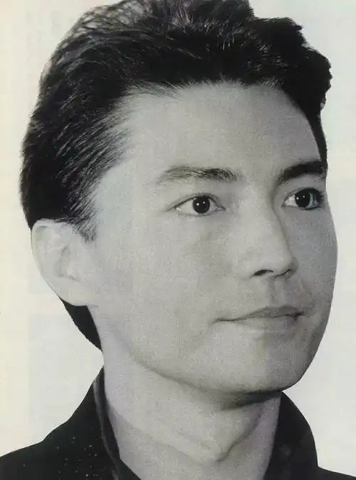 68岁尊龙仍单身一人,被称亚洲最美的男人,这些照片太珍贵了