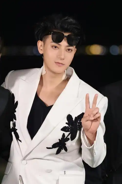 黄子韬捐500万给榕江引争议,网友质疑他想转移舆论,花小钱办大事