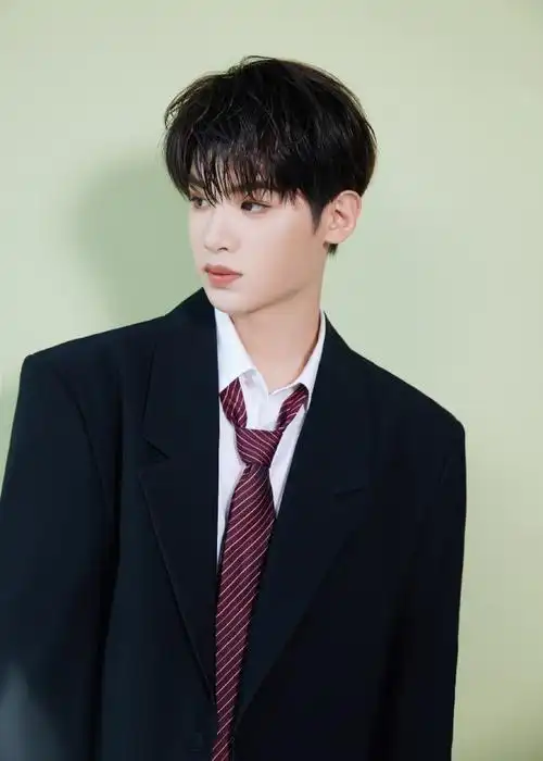 黄明昊红色斜纹领带西装造型