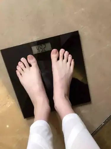 前段时间在微博公布自己的体重,178cm的身高,不到100斤?