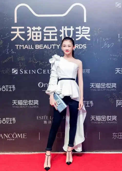 苗苗不愧是郑恺的老婆,穿灰色薄纱连衣裙配皮衣,携惊艳气质亮相