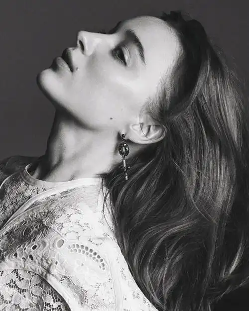 netflix布里奇顿女星菲比黛内芙写真