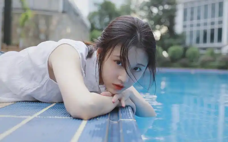 张慧雯夏日泳池旁小清新写真,高清图片,电脑桌面-壁纸族