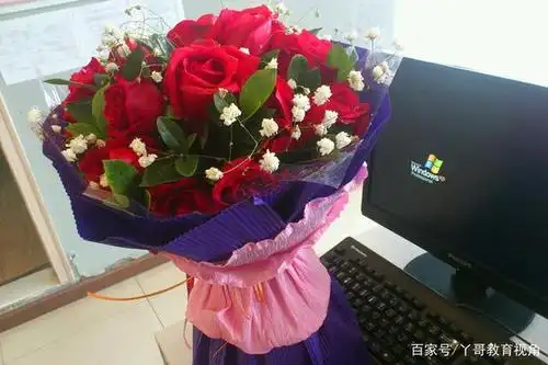 一天上午,云翠上完课回到办公室,一束火红的玫瑰花放在她的桌上.