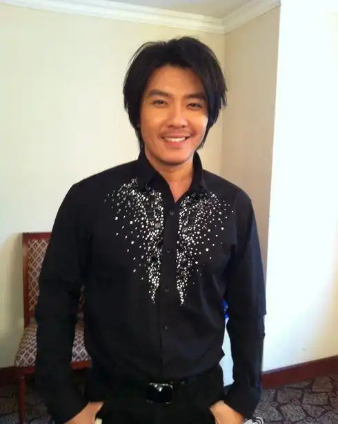 在车底的阿杜近照曝光,中年发福胖到走形,粉丝依然买账大赞歌声