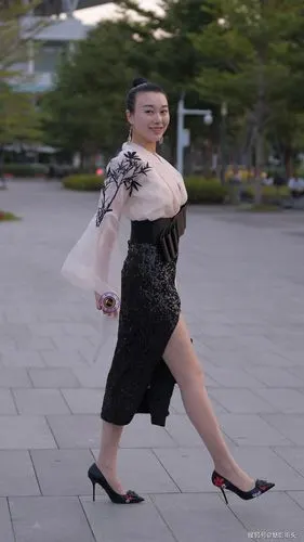 三十岁女人喜欢穿尖头细跟鞋,衬托身材提升气质,真的很好看