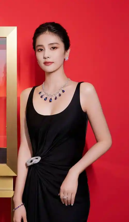 女神白鹿皮肤白皙,气质优雅,曼妙身姿令人难以自拔_舞台_曲线_身材