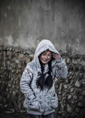 上一页 下一页 作品名称: 快乐的山娃  作品描述: 一个含蓄的小女孩