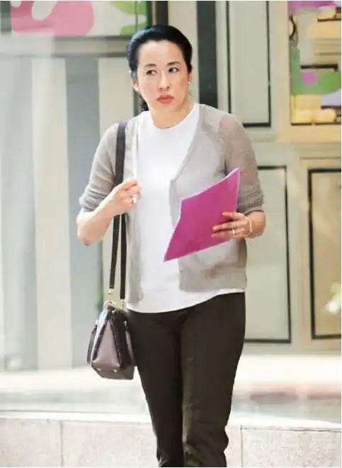 郭晶晶婆婆朱玲玲照片曝出陪老公到广州出差59岁仍惊艳四座