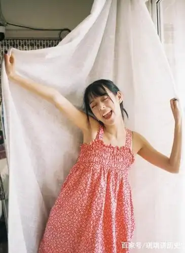 黑长直搭配红色吊带裙,这个俏皮又可爱的小姐姐你喜不喜欢!