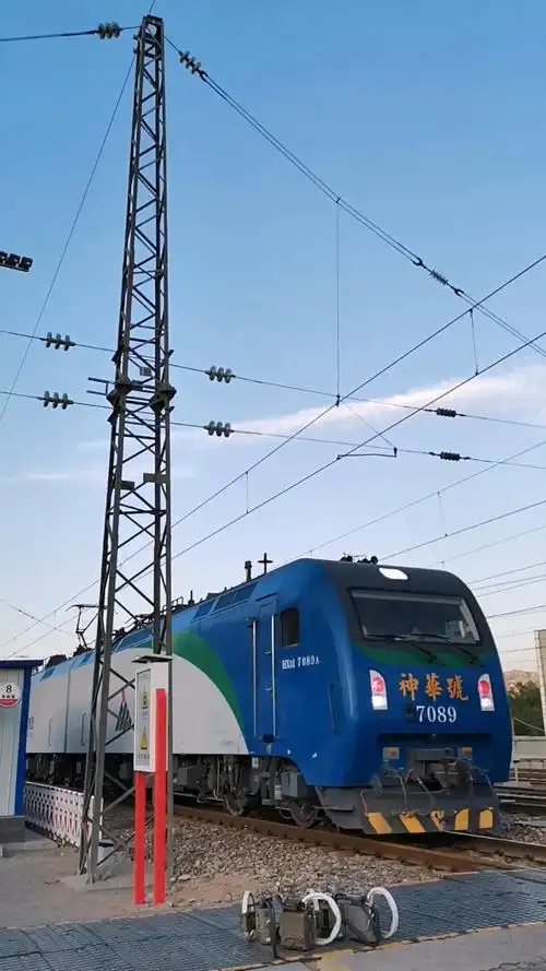 火车#神华号牵引列车进站通过