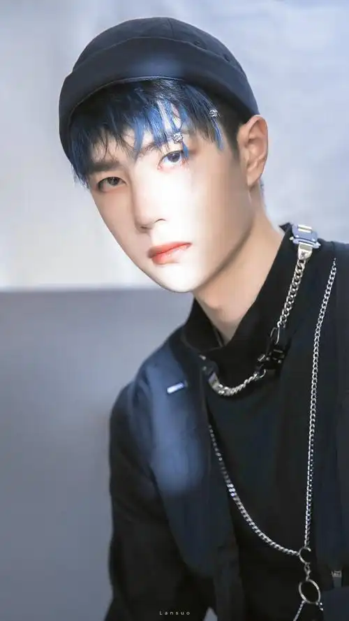 王一博新街舞3蓝发帽子造型全套图