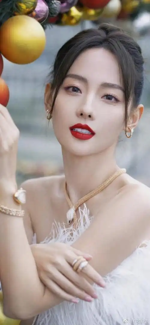 张嘉倪浪姐造型美出圈儿,深v鎏光长裙高级又性感,卷发温柔妩媚