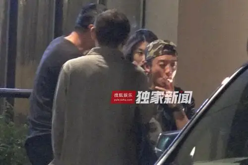 郑恺会友餐后门口吸烟 女友贤惠静候(组图)