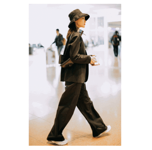 白色毛衫与驼色羊绒外套的完美混搭,勾勒出黄梦莹的邻家少女感.