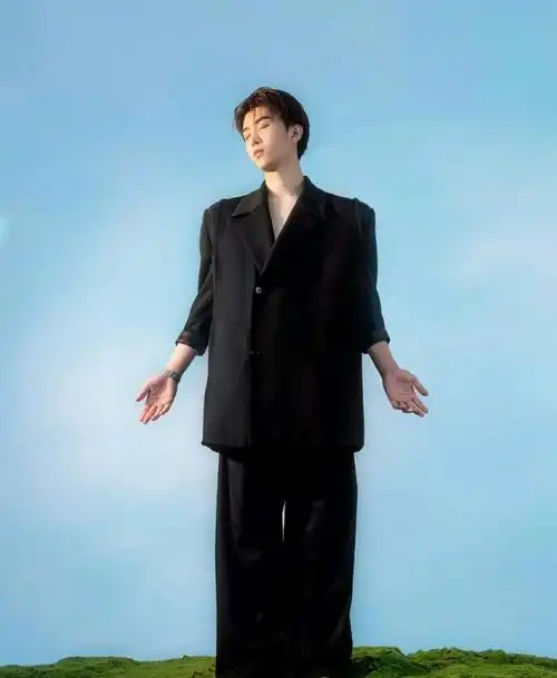 范丞丞曝光写真照穿黑色西装赤脚站着眼角贴白色小花魅惑十足