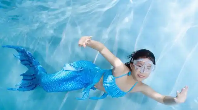 黄奕女儿8岁生日好用心,cos美人鱼狂拍大片,容貌一般也自信感足